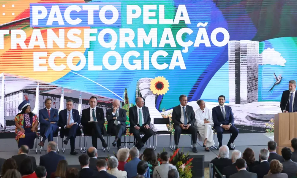 Os presidentes dos três Poderes assinaram nesta quarta-feira (21), no Palácio do Planalto, o Pacto pela Transformação Ecológica.