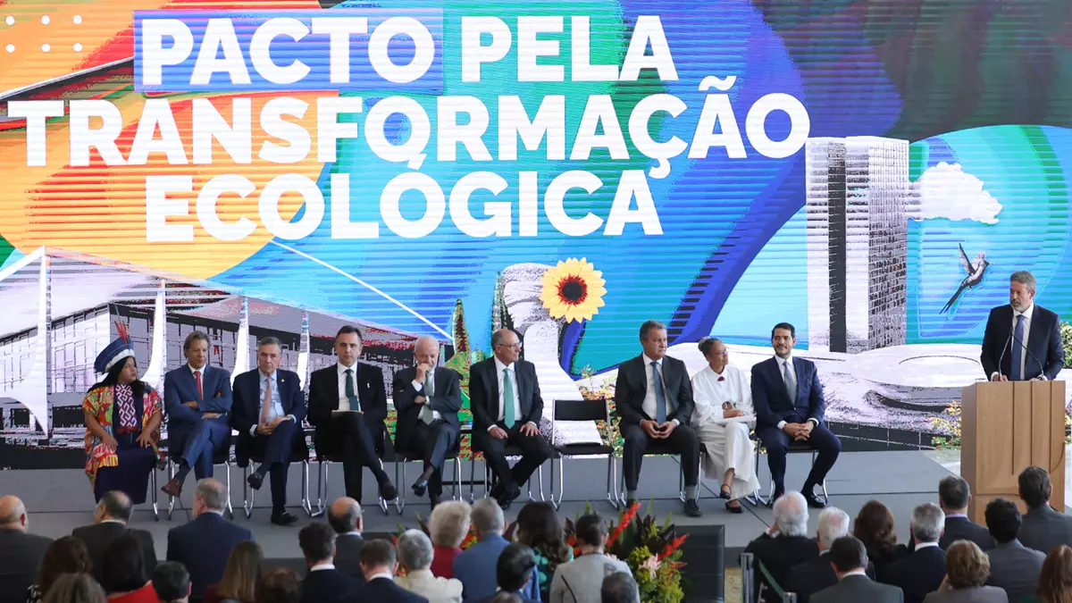 Os presidentes dos três Poderes assinaram nesta quarta-feira (21), no Palácio do Planalto, o Pacto pela Transformação Ecológica.