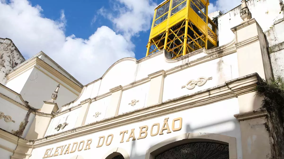 Reinaugurado pela Prefeitura de Salvador em 2021, o Elevador do Taboão, que faz a ligação entre o Pelourinho e o Comércio, vem