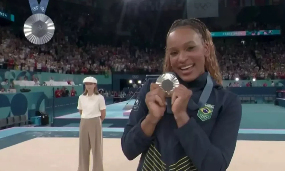 Rebeca Andrade conquistou a medalha de prata, em um embate histórico com a norte-americana Simone Biles, que ficou com o ouro