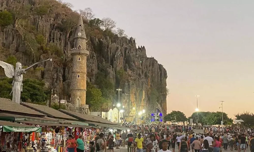 Com 333 anos de tradição, a Romaria do Bom Jesus da Lapa, no município de mesmo nome, na zona turística Caminhos do Oeste,