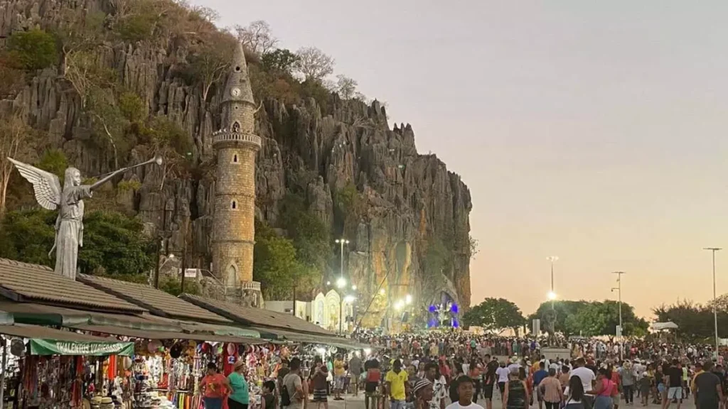 Com 333 anos de tradição, a Romaria do Bom Jesus da Lapa, no município de mesmo nome, na zona turística Caminhos do Oeste,