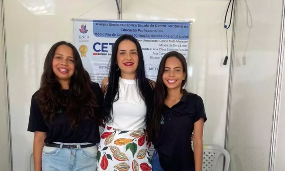 comunidade escolar, as estudantes Ana Clara Santana e Ana Clara Santos, do Centro Territorial de Educação Profissional do Médio