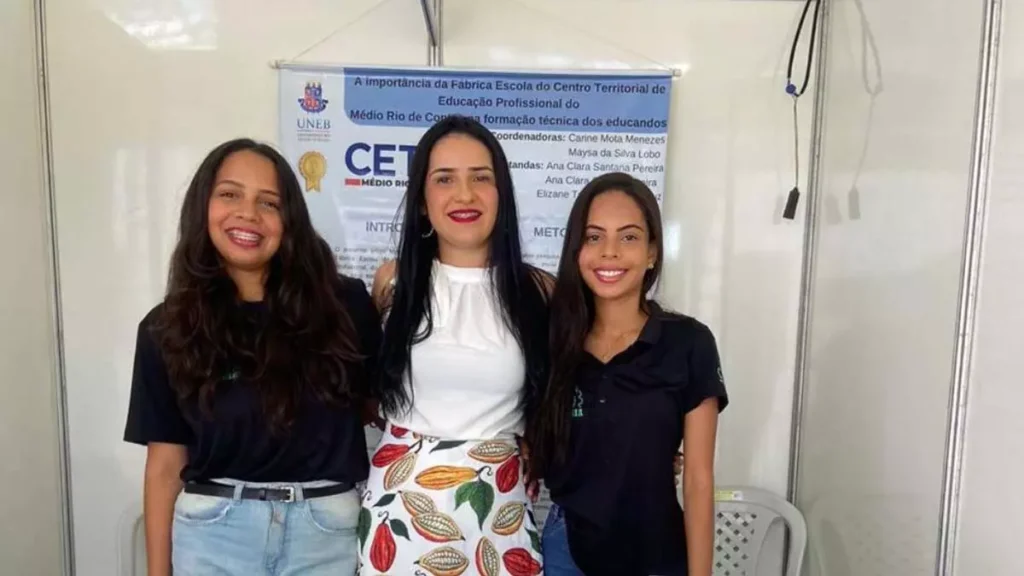comunidade escolar, as estudantes Ana Clara Santana e Ana Clara Santos, do Centro Territorial de Educação Profissional do Médio