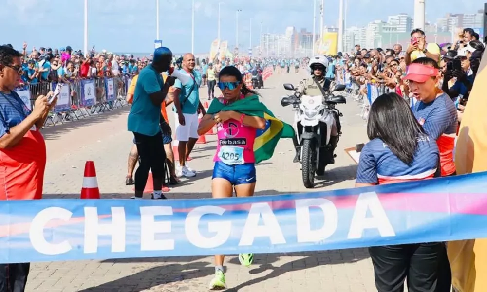 Cerca de 10 mil corredores disputaram percursos de 5 km, 10 km, 21 km e 42 km na manhã deste domingo (22) na Maratona Salvador,