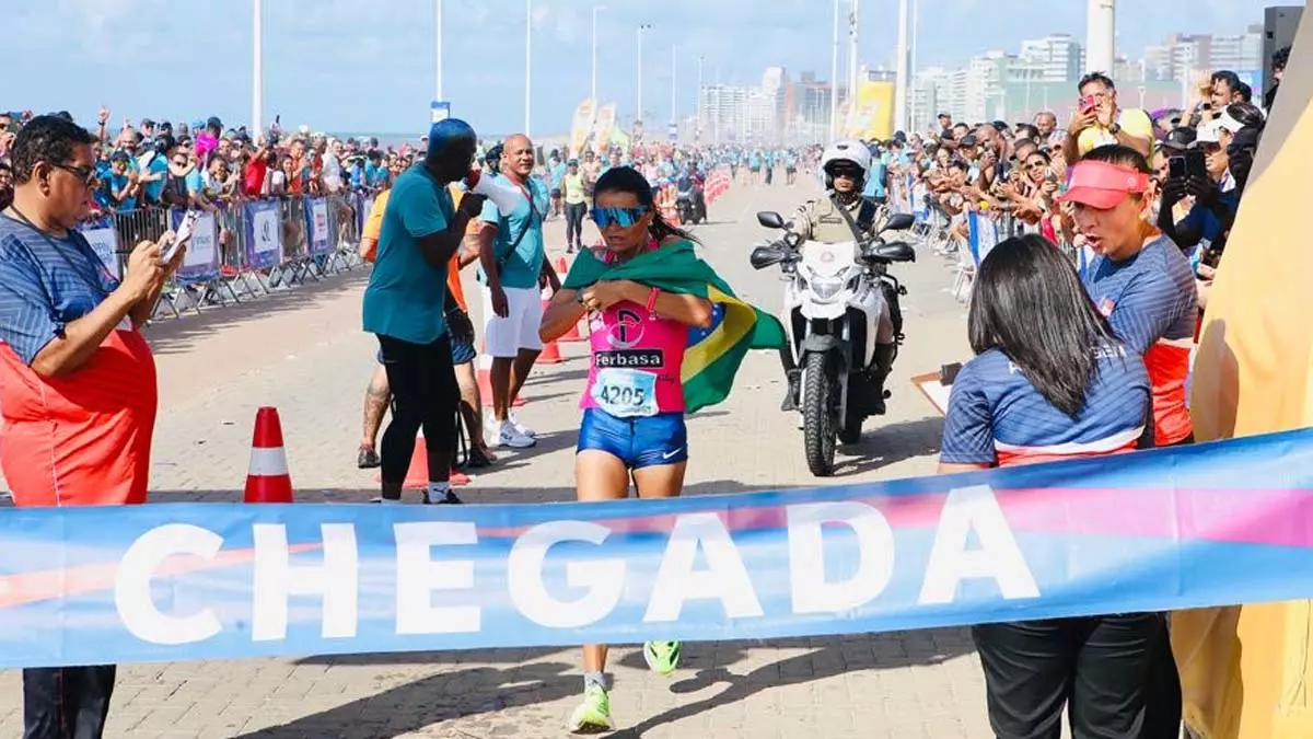 Cerca de 10 mil corredores disputaram percursos de 5 km, 10 km, 21 km e 42 km na manhã deste domingo (22) na Maratona Salvador,