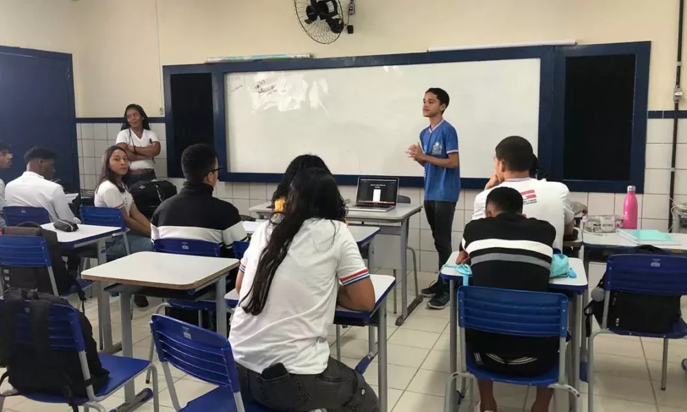 (Abmes) sobre o uso da Inteligência Artificial (IA) na educação superior. Diante disso, Gustavo Barros, estudante do Colégio Estadual