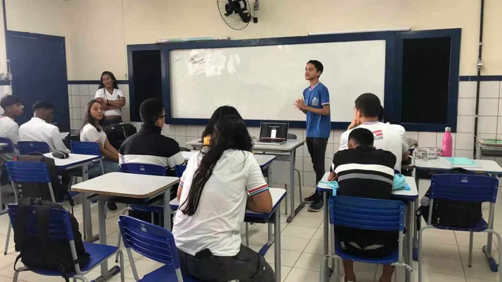 (Abmes) sobre o uso da Inteligência Artificial (IA) na educação superior. Diante disso, Gustavo Barros, estudante do Colégio Estadual