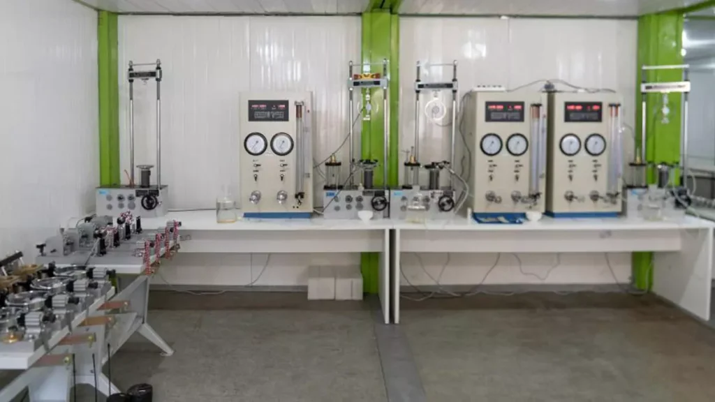 canteiro de apoio à sondagem. A instalação, à beira-mar, conta com mais de 20 módulos que abrigam laboratórios de análise