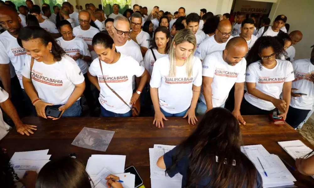 Os 500 trabalhadores que participaram dos cursos preparatórios para a seleção da montadora chinesa Build Your Dreams (BYD)