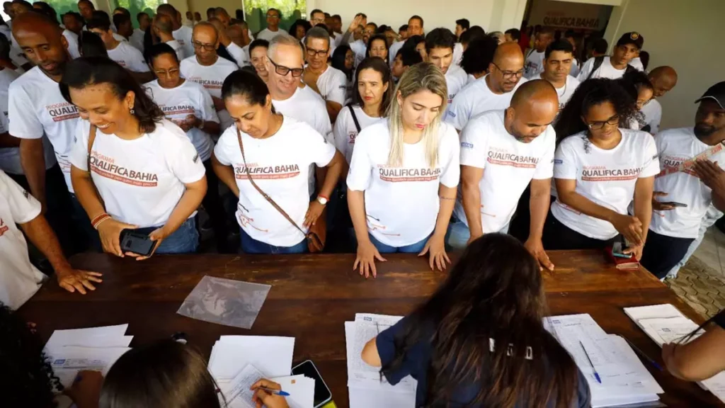 Os 500 trabalhadores que participaram dos cursos preparatórios para a seleção da montadora chinesa Build Your Dreams (BYD)