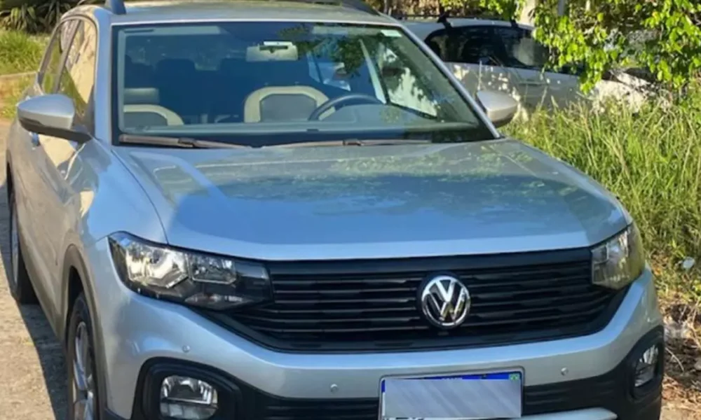 com restrição de roubo que estava no estacionamento de um estabelecimento comercial no bairro Horto Bela Vista em Salvador. 