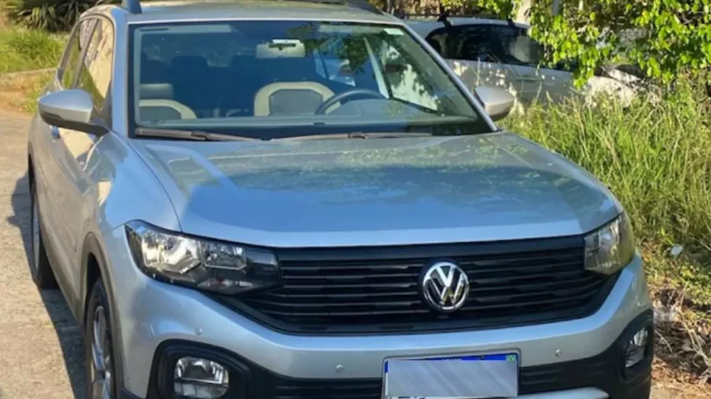 com restrição de roubo que estava no estacionamento de um estabelecimento comercial no bairro Horto Bela Vista em Salvador. 