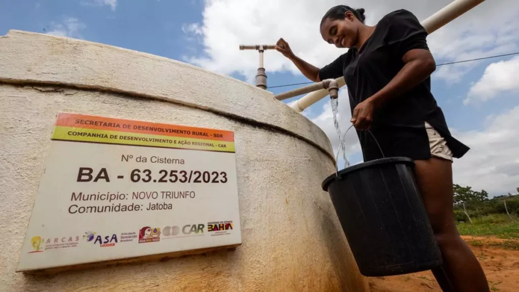 Desenvolvimento e Ação Regional (CAR). Essas cisternas, com capacidade para armazenar 16 mil litros de água da chuva, trouxeram alívio e