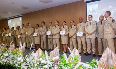 A Polícia Militar da Bahia realizou, nesta segunda-feira (16), solenidades de formatura de 374 policiais militares que concluíram o Curso