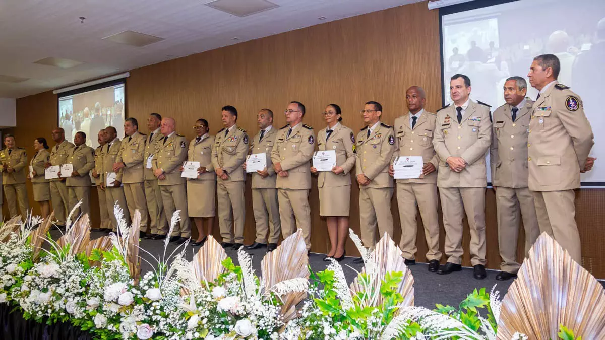 A Polícia Militar da Bahia realizou, nesta segunda-feira (16), solenidades de formatura de 374 policiais militares que concluíram o Curso