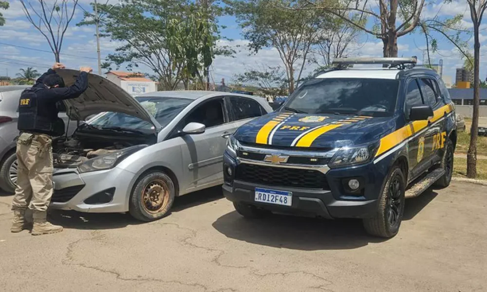 No último sábado (14), por volta das 11h, a Polícia Rodoviária Federal (PRF) recuperou um veículo furtado durante uma ronda no km 175