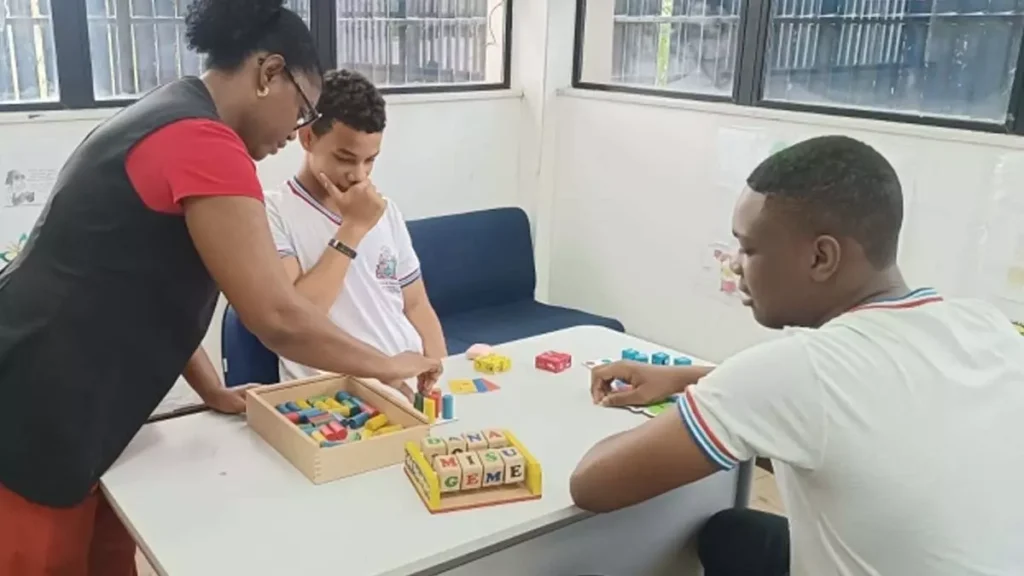 Regime Especial de Direito Administrativo (Reda), de 1.624 profissionais nas funções de cuidador educacional (509 vagas); intérprete