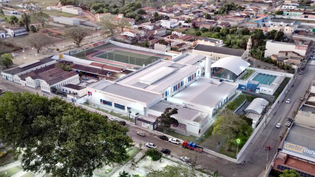 Morro do Chapéu. O equipamento, que integra os 60 já construídos ou modernizados da rede de ensino integral da Bahia, recebeu mais