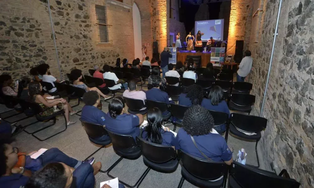 A Prefeitura de Salvador, por meio da Fundação Gregório de Mattos (FGM), oferece uma programação variada em seus espaços culturais,