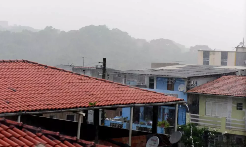 a previsão é de céu nublado a parcialmente nublado com chances de até 70% de chuvas moderadas ao longo do dia, segundo a Defesa Civil de