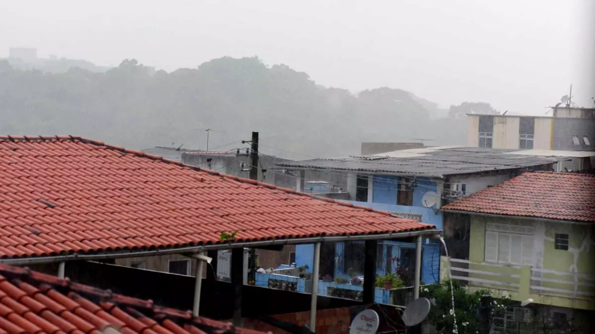 a previsão é de céu nublado a parcialmente nublado com chances de até 70% de chuvas moderadas ao longo do dia, segundo a Defesa Civil de