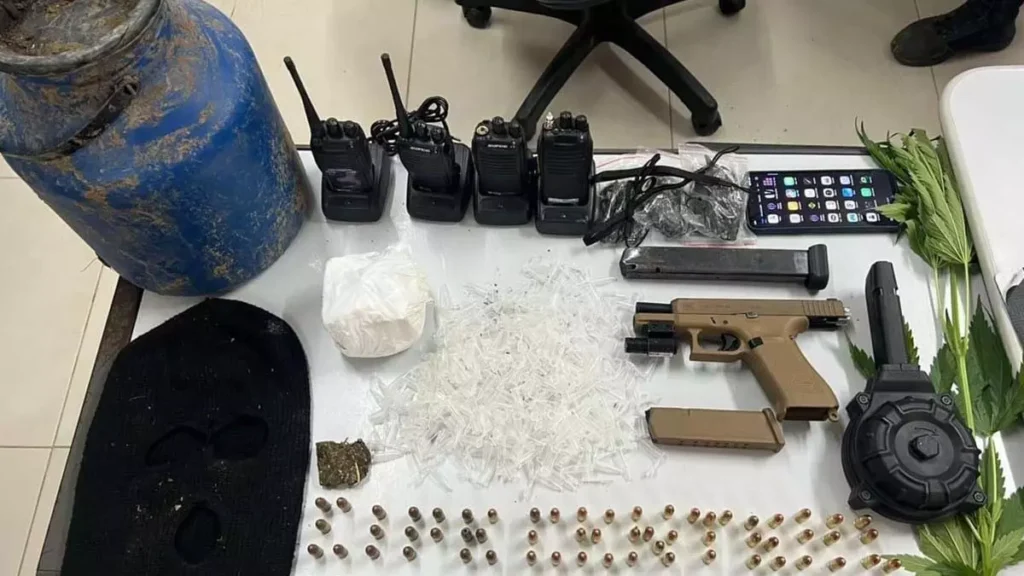Policiais militares da Cipe Central detiveram um homem e apreenderam arma, munições, equipamentos e drogas, na Rua Davi Salomão, bairro Horta Comunitária,