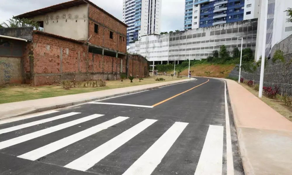 veículos e pedestres entre as ruas Armando Tavares, na Vila Laura, e Luís Negreiro, em Santa Tereza, nas proximidades da Rótula do Abacaxi.