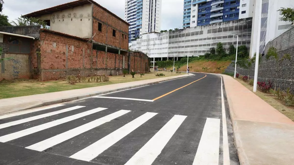 veículos e pedestres entre as ruas Armando Tavares, na Vila Laura, e Luís Negreiro, em Santa Tereza, nas proximidades da Rótula do Abacaxi.