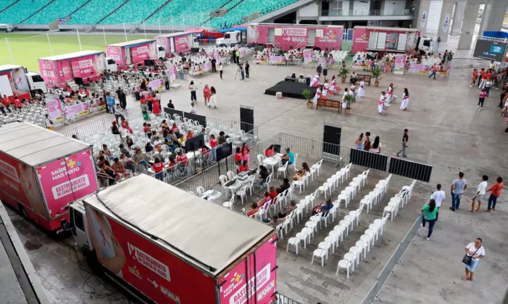 ansiosamente pela campanha do Outubro Rosa e não perdeu tempo ao chegar cedo a Arena Fonte Nova. Ela é moradora do bairro de Cajazeiras. 