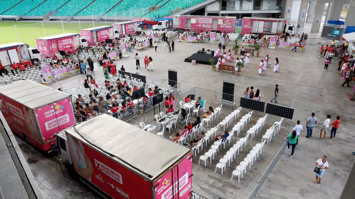 ansiosamente pela campanha do Outubro Rosa e não perdeu tempo ao chegar cedo a Arena Fonte Nova. Ela é moradora do bairro de Cajazeiras. 