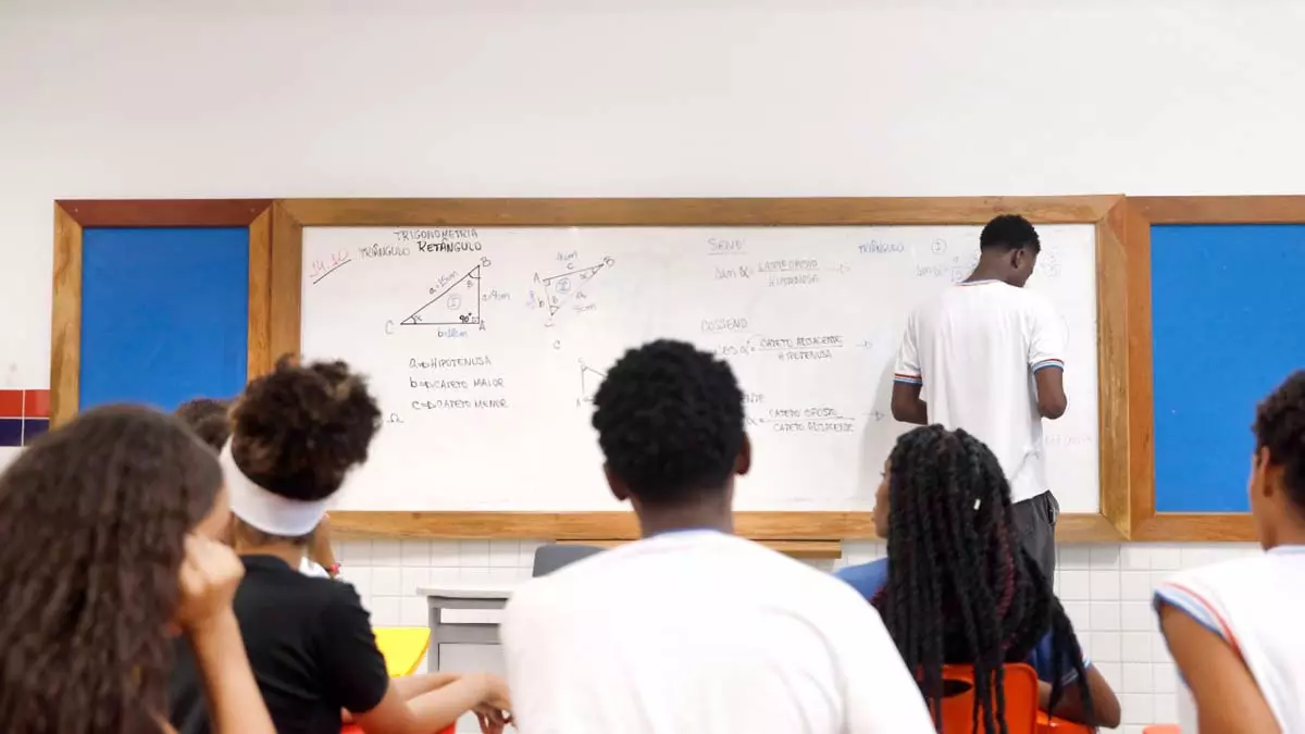 Colégio Estadual de Tempo Integral Mãe Stella e beneficiário do programa Bolsa Presença, ilustra como a educação na Bahia