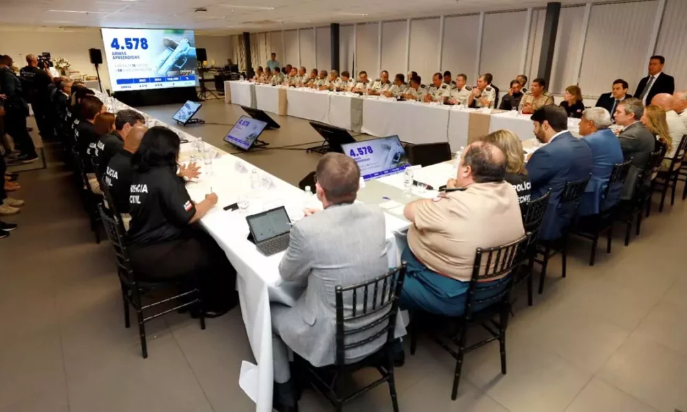 O governador Jerônimo Rodrigues reuniu chefes e comandantes das forças de segurança da Bahia, nesta quinta-feira (24), para avaliar