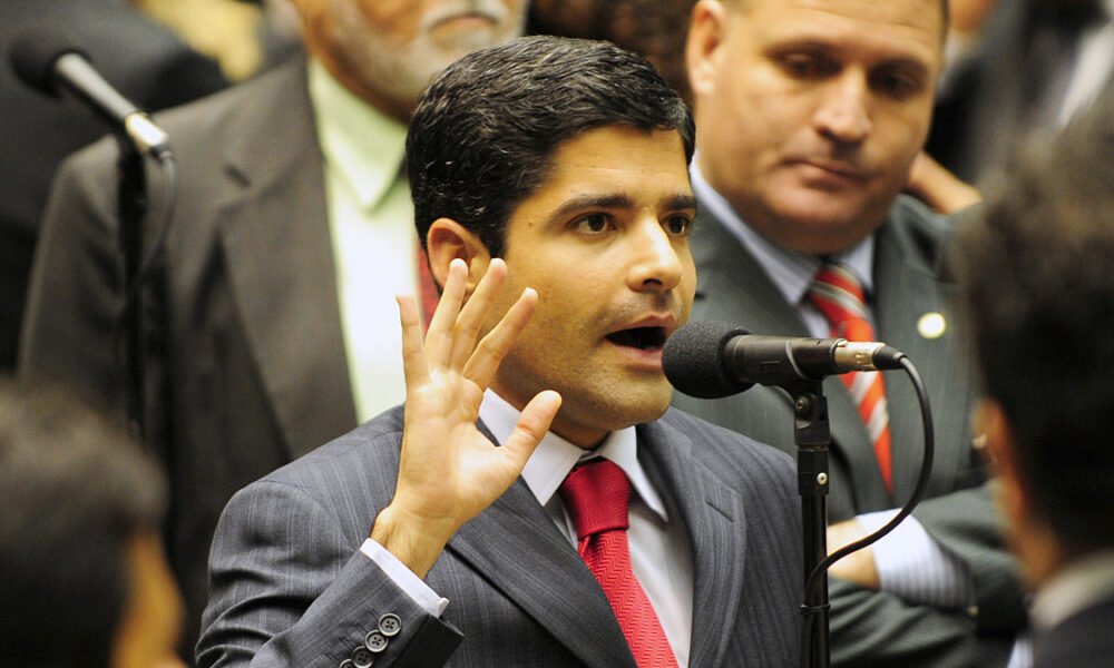 Justiça condena ACM Neto por ataques caluniosos a Caetano e determina retirada de post do ar