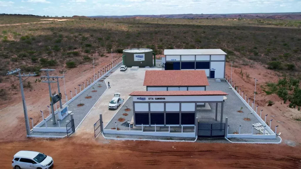 pacote de obras realizadas pelo Governo do Estado. O sorriso no rosto dela tinha motivo: a partir de agora, os moradores de Canudos