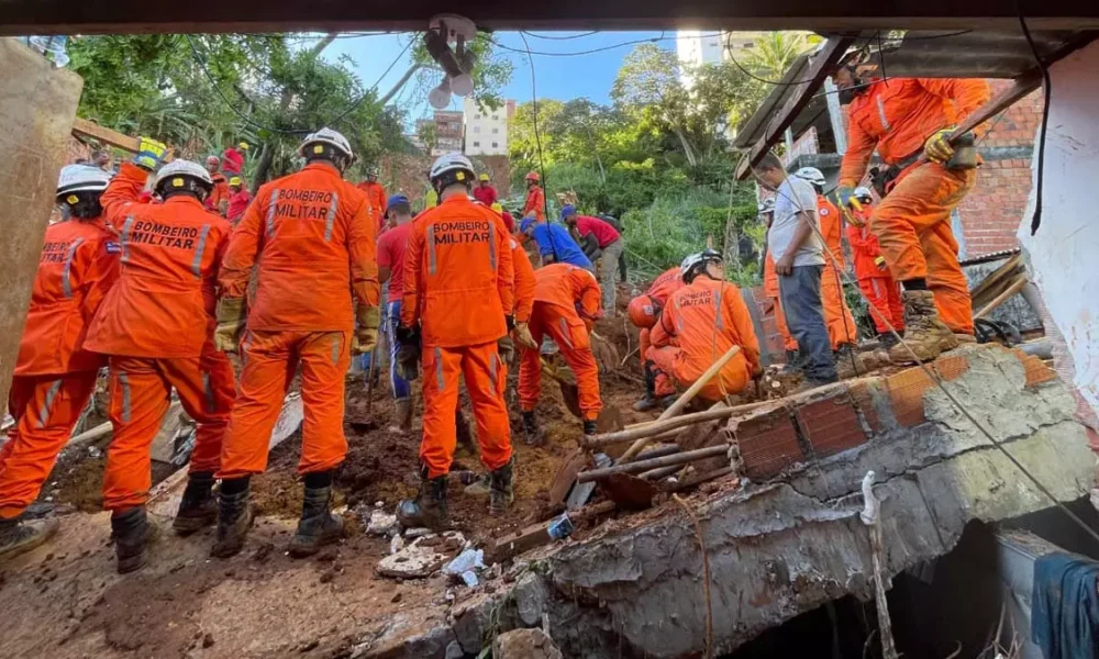 O trabalho especializado do Corpo de Bombeiros Militar da Bahia (CBMBA) tem sido determinante para o resgate de vítimas e mitigação