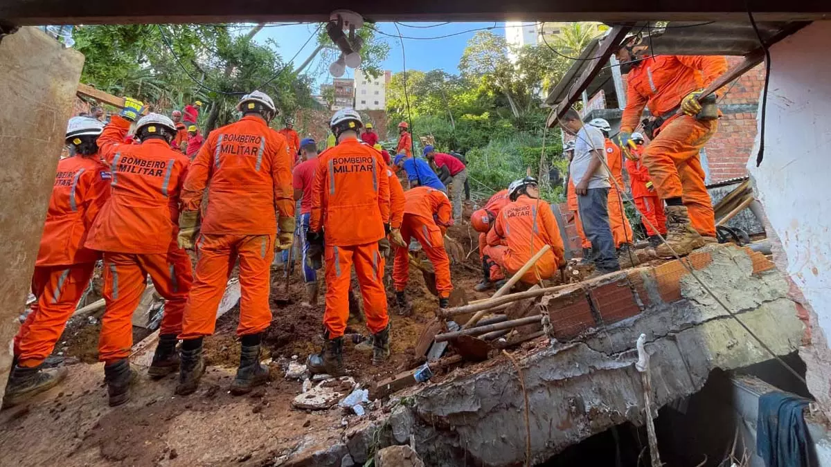 O trabalho especializado do Corpo de Bombeiros Militar da Bahia (CBMBA) tem sido determinante para o resgate de vítimas e mitigação