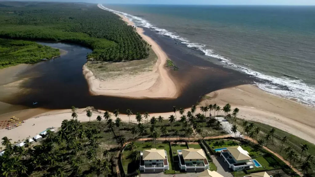 A praia de Baixio, localizada no litoral norte da Bahia, será palco do maior investimento já realizado pelo setor turístico privado no Brasil: