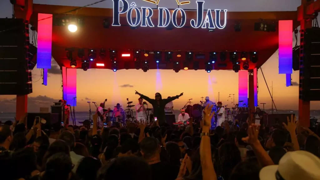 O cantor e compositor Jau acaba de lançar o audiovisual “Pôr do Jau”, que foi gravado durante o evento de mesmo nome,