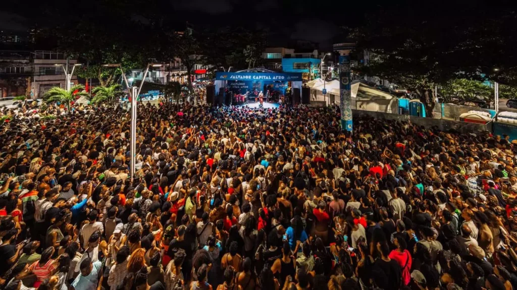 A cantora Luedji Luna concentrou um mar de gente no Largo da Mariquita, no Rio Vermelho, na noite desta quarta-feira (20),