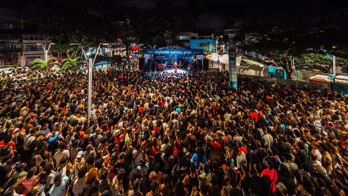 A cantora Luedji Luna concentrou um mar de gente no Largo da Mariquita, no Rio Vermelho, na noite desta quarta-feira (20),
