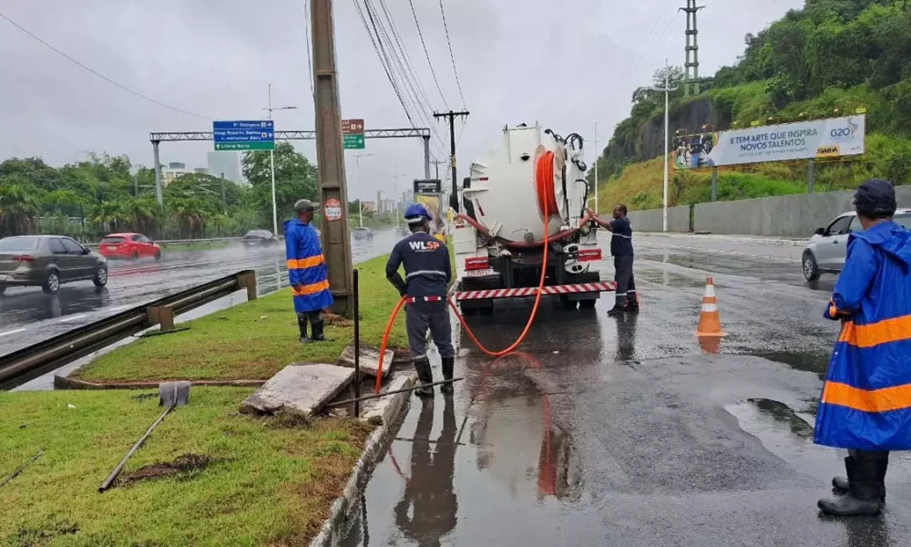 emergência, equipes da Secretaria Municipal de Manutenção (Seman) realizam ações 24h em vários trechos da cidade, a exemplo