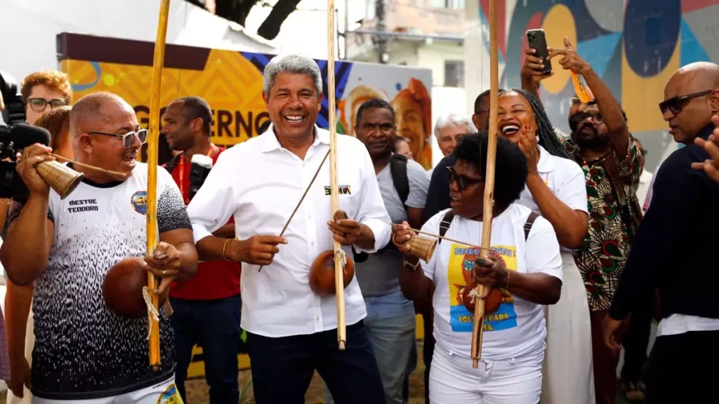 Na ocasião, o governador Jerônimo Rodrigues regulamentou a Lei Moa do Katendê, de salvaguarda da capoeira, lançou o projeto Capoeira