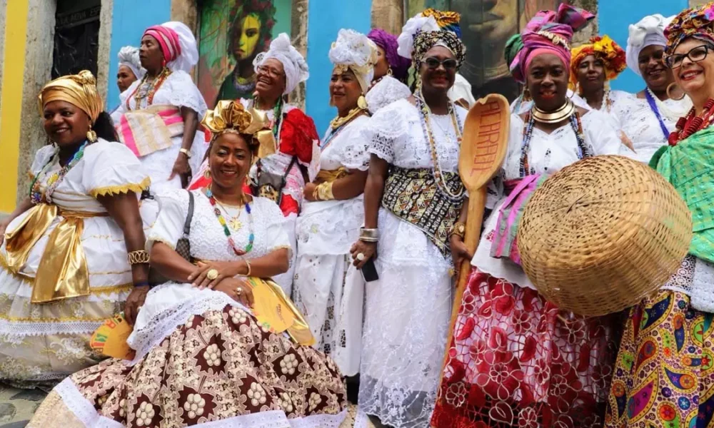 O Dia Nacional da Baiana de Acarajé foi comemorado, nesta segunda-feira (25), no Centro Histórico de Salvador, com missa na