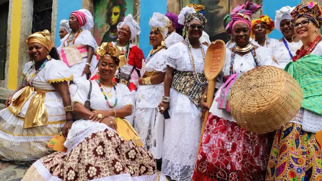 O Dia Nacional da Baiana de Acarajé foi comemorado, nesta segunda-feira (25), no Centro Histórico de Salvador, com missa na