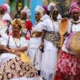 O Dia Nacional da Baiana de Acarajé foi comemorado, nesta segunda-feira (25), no Centro Histórico de Salvador, com missa na