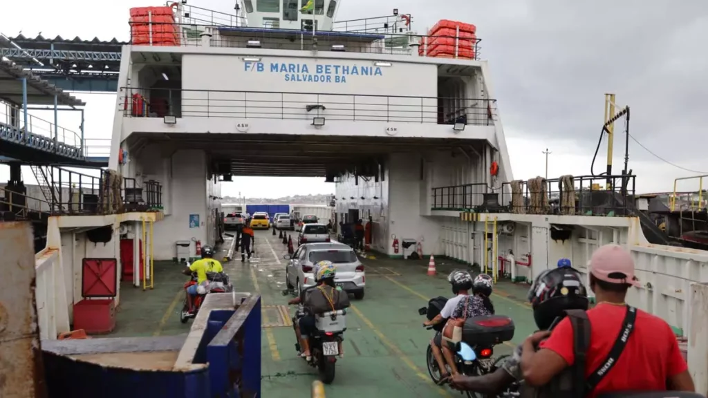 usuários que pretendem utilizar o sistema ferry-boat no período das festas de fim de ano. O serviço especial segue até dia 6 de janeiro de 2025. A Internacional Travessias