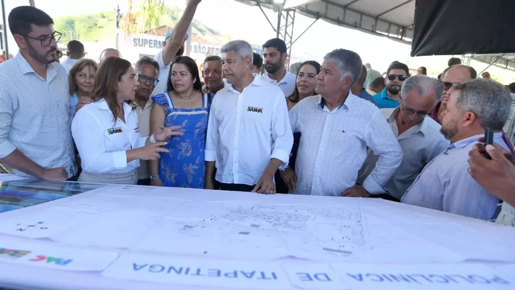 secretária da Saúde do Estado, Roberta Santana, a autorização para o início das obras da Policlínica Regional de Saúde de Itapetinga