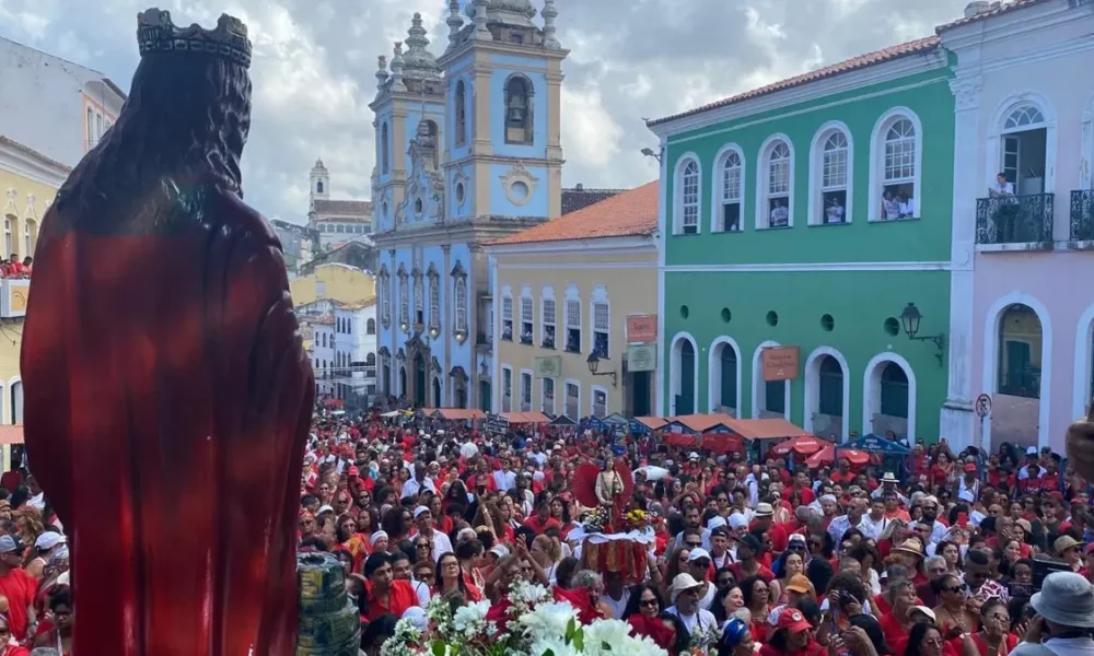 Pelourinho, em Salvador, as celebrações pelo Dia de Santa Bárbara abriram o calendário de festas populares da Bahia. Uma multidão