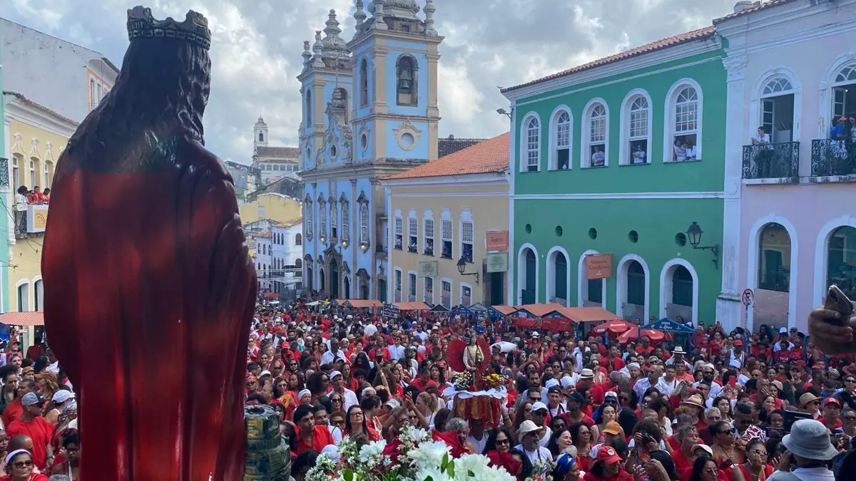 Pelourinho, em Salvador, as celebrações pelo Dia de Santa Bárbara abriram o calendário de festas populares da Bahia. Uma multidão